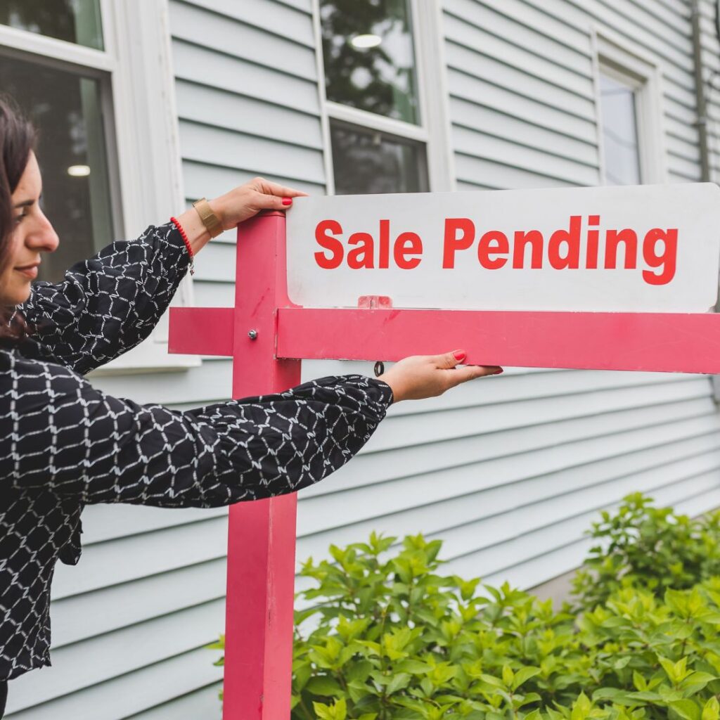A sale pending sign out front of a house